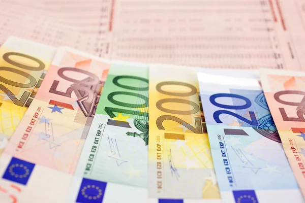 Banconote in euro su un giornale finanziario — Foto Stock