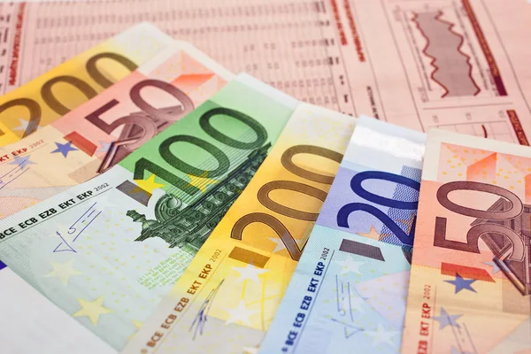 Billets en euros sur un journal financier — Photo