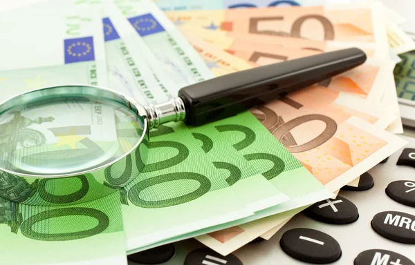 Euro com calculadora e lupa — Fotografia de Stock