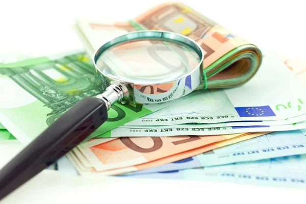 Billetes en euros con lupa — Foto de Stock