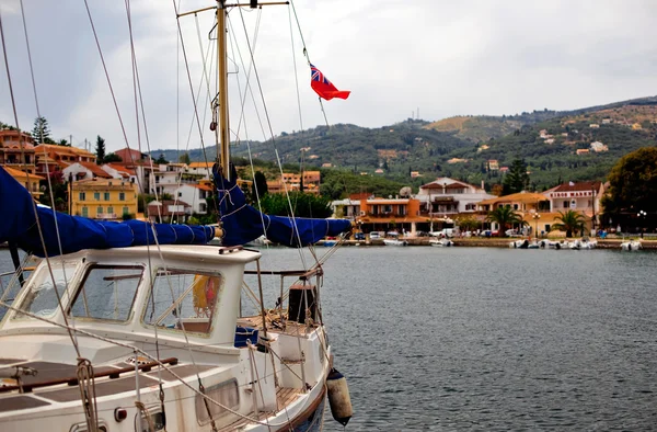 Barca a Kerkira isola di baia — Foto Stock