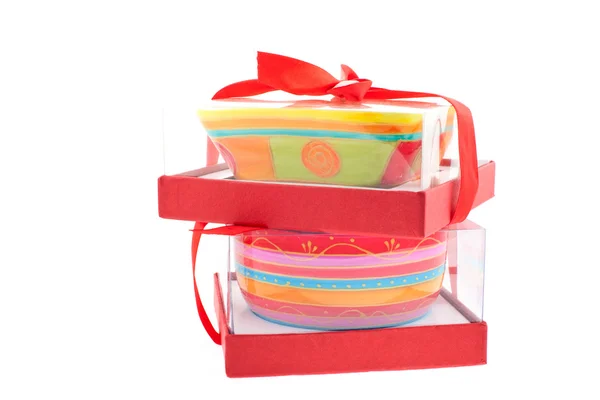 Две яркие цветные тарелки в коробках — стоковое фото