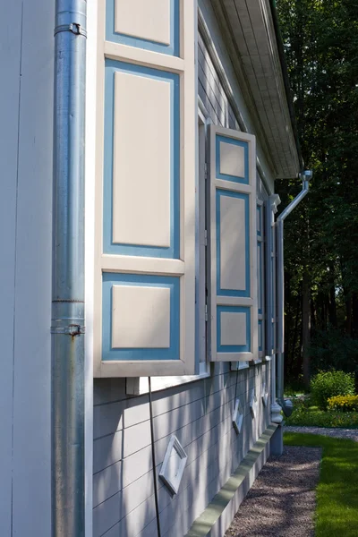 Okna drewniane okiennice — Zdjęcie stockowe