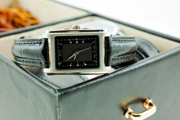 Vrouwelijke horloge in een sieraden geval — Stockfoto