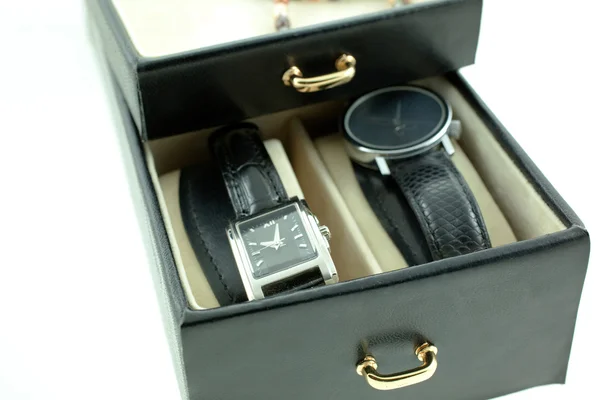 Vrouwelijke horloges in een sieraden geval — Stockfoto