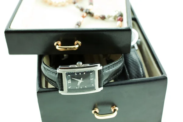 Vrouwelijke horloges in een sieraden geval — Stockfoto