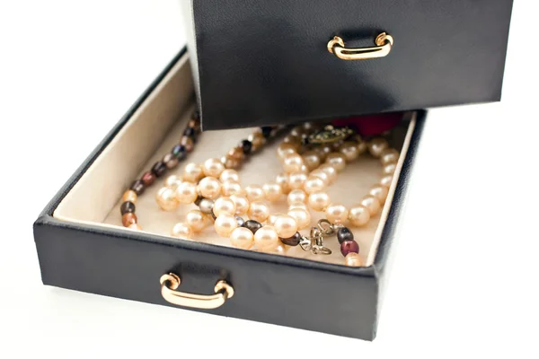 Collares de perlas en un joyero negro —  Fotos de Stock