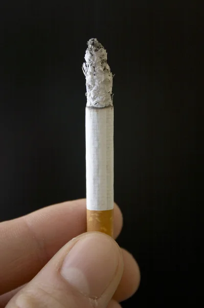 Hand met sigaret — Stockfoto