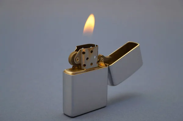 Feuerzeug mit Flamme — Stockfoto