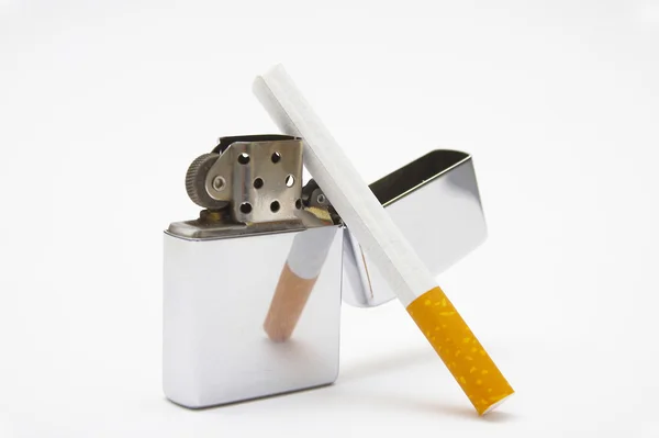 Zapalovač a cigareta — Stock fotografie