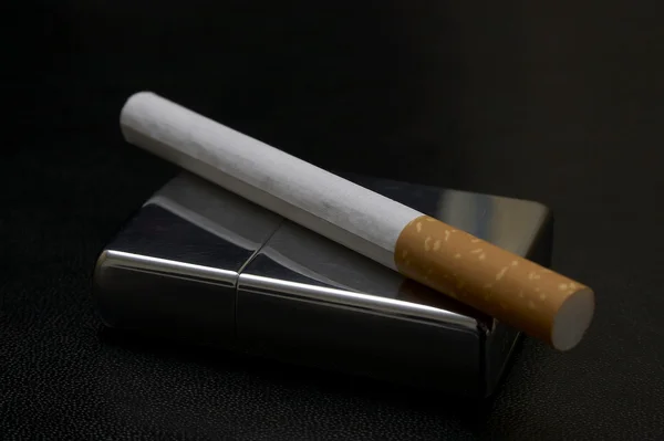 라이터와 담배 — 스톡 사진