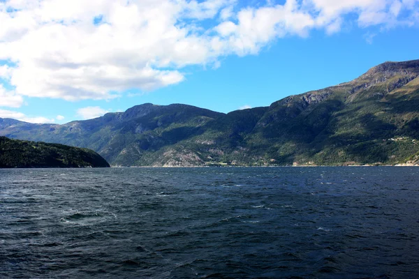 Scandinavische fjord in de bergen — Stockfoto