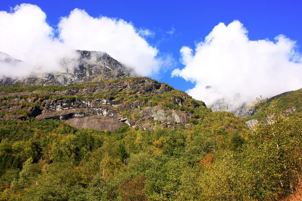 Toppar i bergen i molnen — Stockfoto