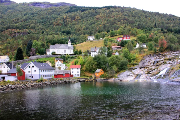 Budovy v horách v Norsku — Stock fotografie