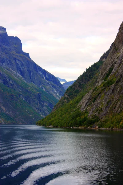 Skandináv fjord a hegyekben — Stock Fotó