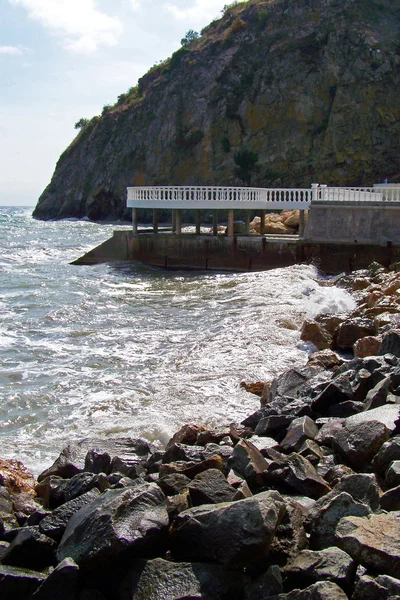 La Crimea la orilla del mar en partenit —  Fotos de Stock