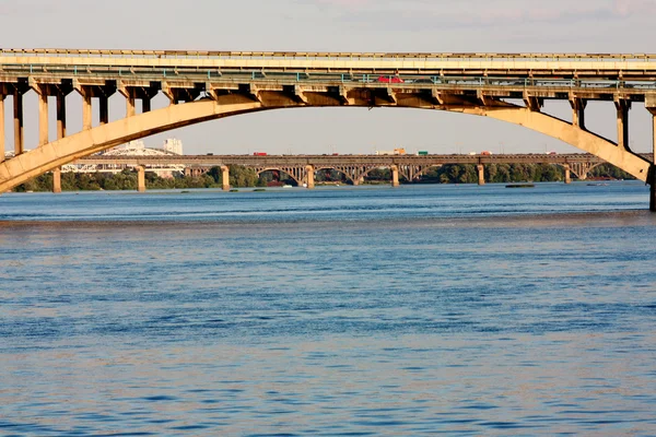 Bro på Dnepr i Kiev – stockfoto