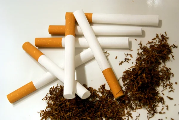 Сигареты и табак — стоковое фото