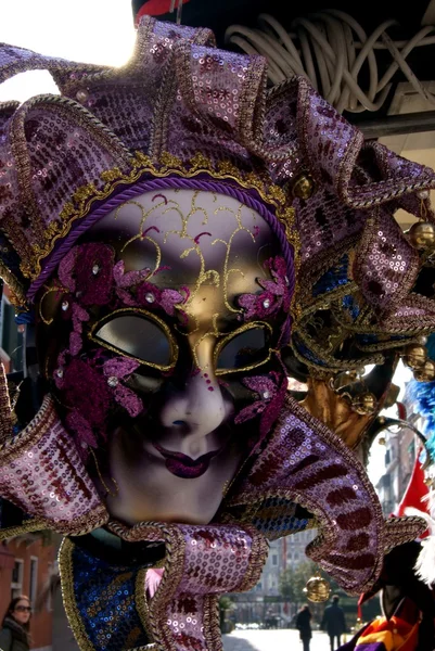 Satış sırasında Venedik Karnavalı için maske — Stok fotoğraf