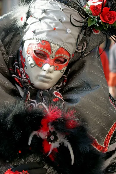Un blak et un masque rouge pendant le carnaval de venise — Photo