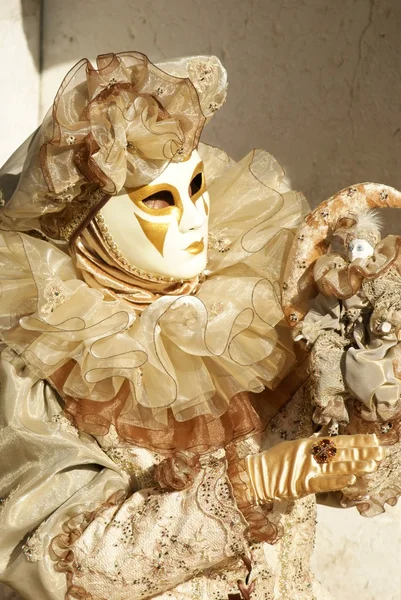A golden mask sitting during venice carnival — Stock Photo, Image