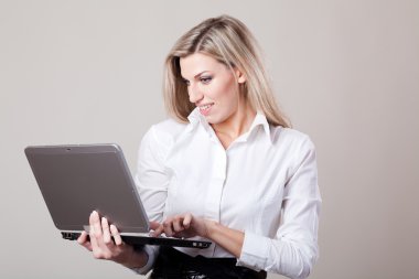 dizüstü bilgisayar ile sarışın kadın