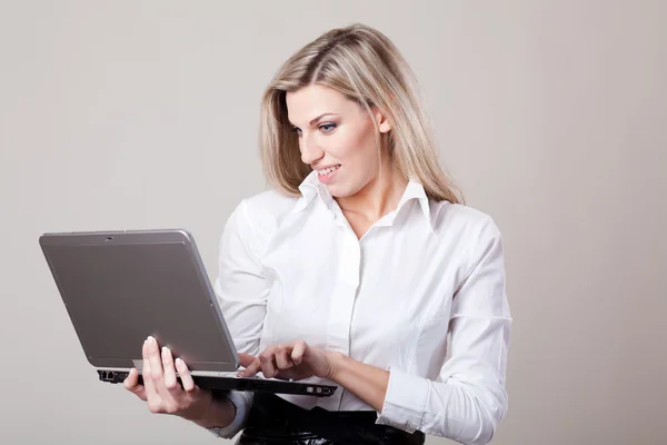 Blondi nainen kannettava tietokone — kuvapankkivalokuva