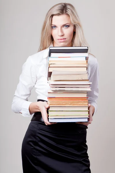 Flicka som håller en trave böcker — Stockfoto