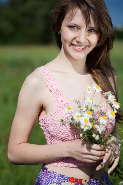 Girl with a bouquet in the field — Stock Photo, Image