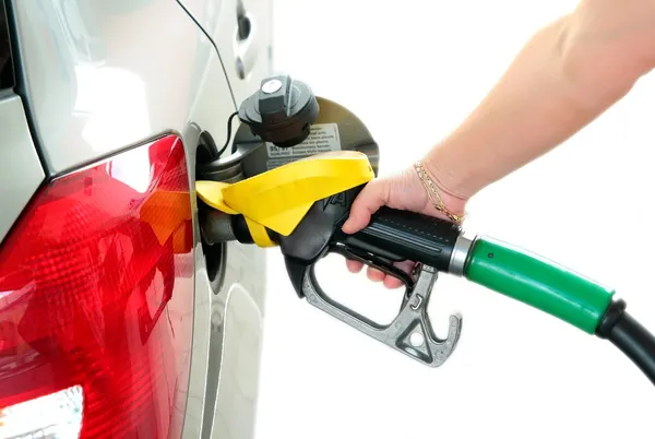 Fechar gasolina de reabastecimento — Fotografia de Stock