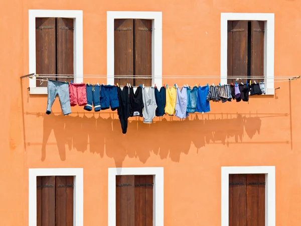 Fönster med tvätt hängde på tork — Stockfoto
