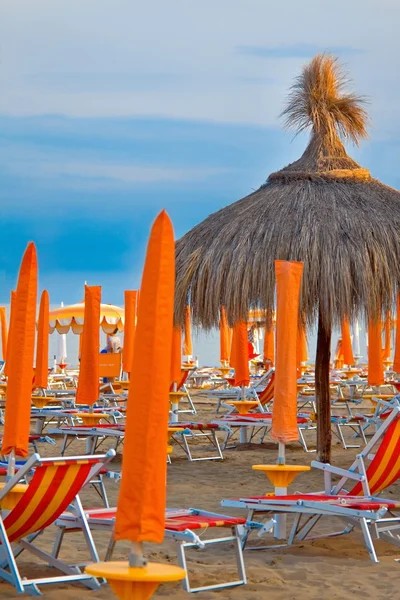 Sunbeds and umbrellas on the Beach — Stock Photo, Image