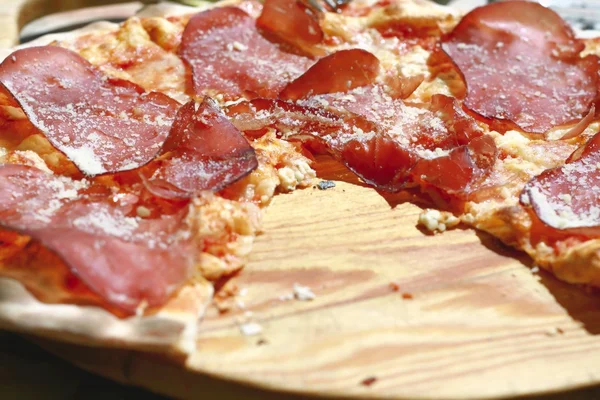 Detail pizza prosciutto — Stock fotografie