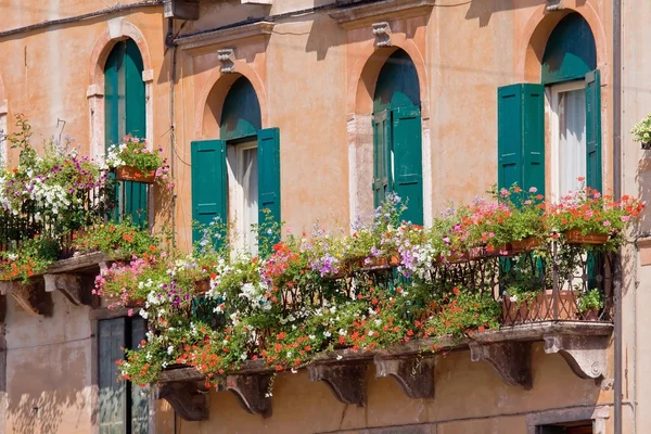 Italiensk balkong med blomkrukor — Stockfoto