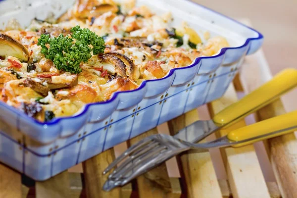 Gebratene Gnocchi mit Spinat und Hühnerfleisch — Stockfoto