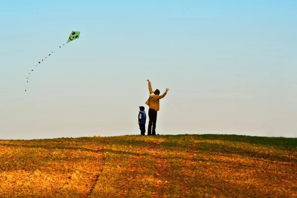 Moeder en zoon vliegen met een vlieger — Stockfoto