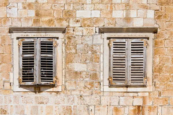Persianas de ventana en casa antigua - Croacia —  Fotos de Stock