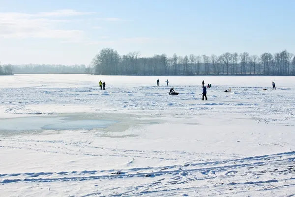 Катание на коньках по замерзшему озеру — стоковое фото