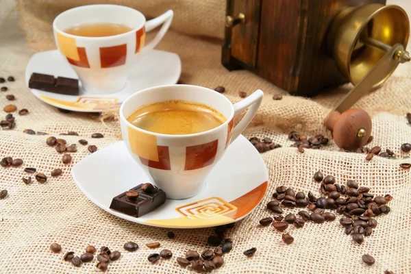 Кава в оточенні зерна кави — стокове фото