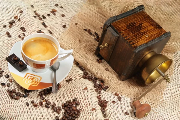 Kaffee umgeben von Kaffeekörnern — Stockfoto