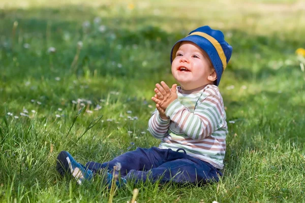 微笑在绿色草原上的小男孩 — 图库照片