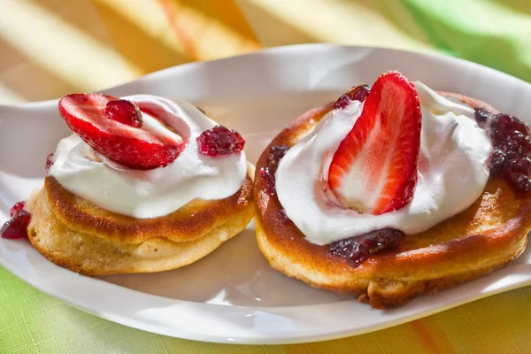 딸기와 함께 접시에 팬케이크 — 스톡 사진