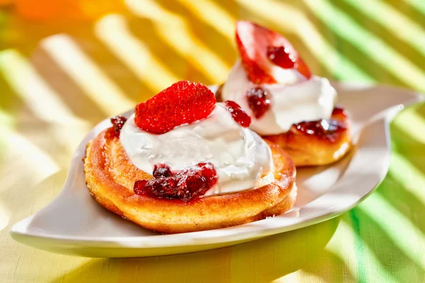 Pancakes on plate with strawberry — Stock Photo, Image