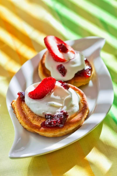 딸기와 함께 접시에 팬케이크 — 스톡 사진