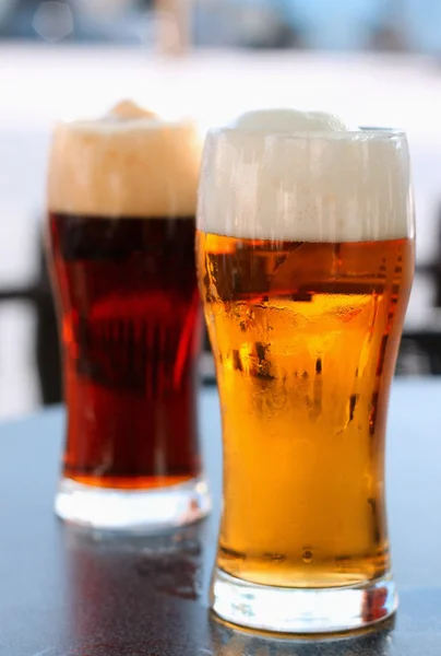 Glas mörka och ljusa öl — Stockfoto