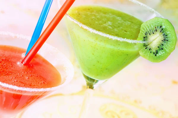 Dois de bebidas de fruto a cores — Fotografia de Stock