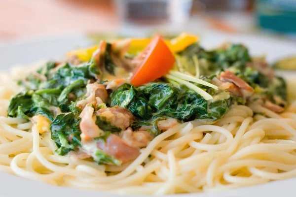 Noedels met spinazie en kip vlees — Stockfoto
