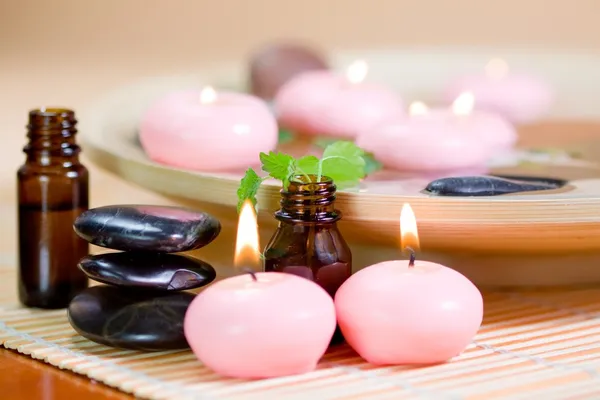 Velas rosa, pedras e óleo essencial. — Fotografia de Stock