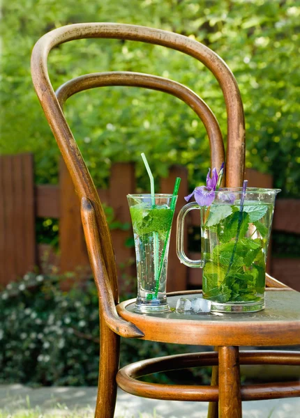 Mojito cocktail on old, wood chair — Stock Photo, Image