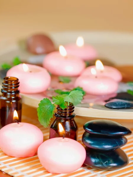 Velas rosadas, piedras y aceite esencial. — Foto de Stock